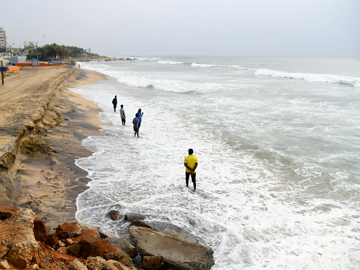 Weather report : Heavy rain in Visakhapatnam Photos2