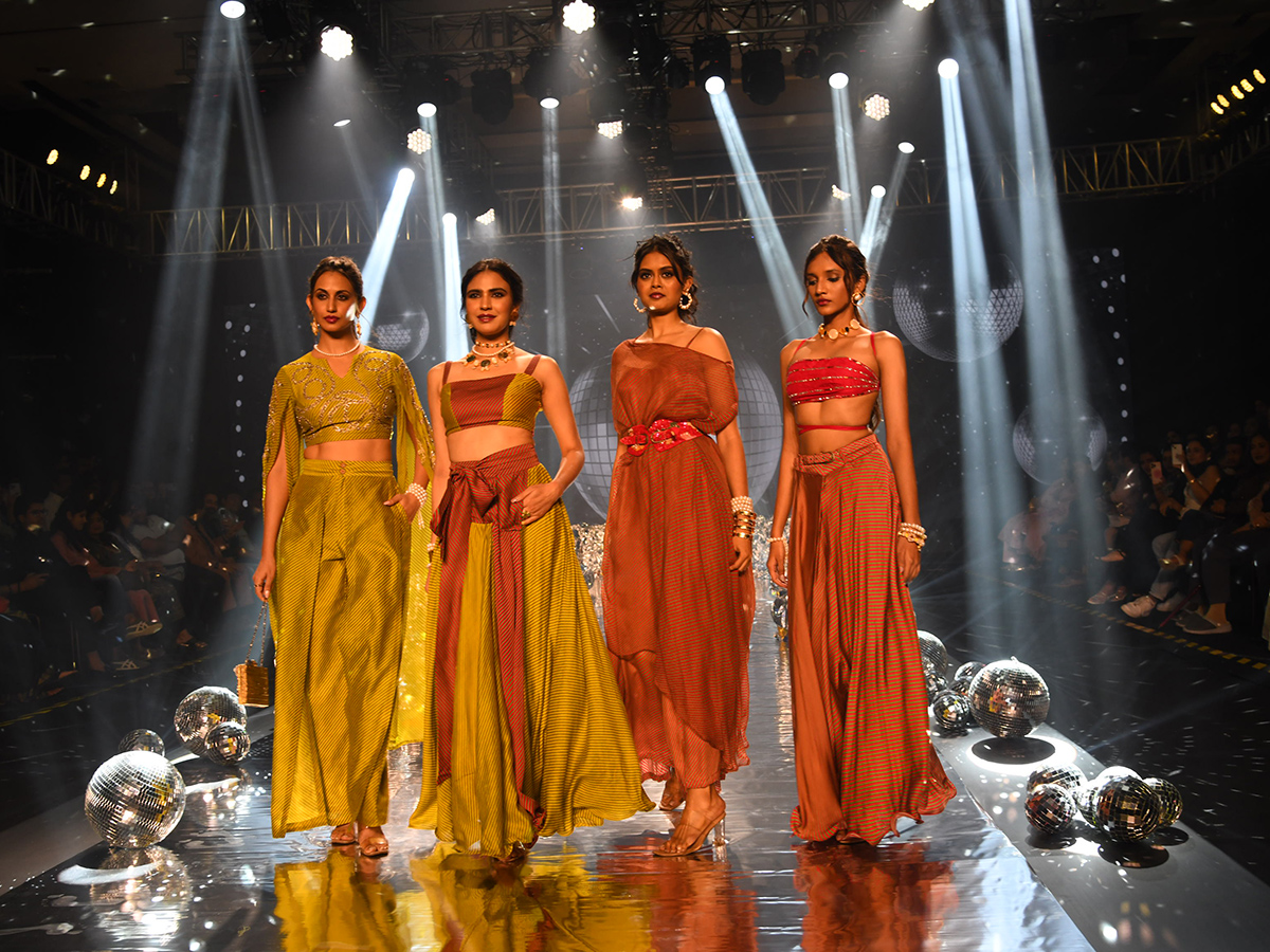 Hyderabad: Regina Cassandra, Eesha Rebba shine at Fashion Week Photos12