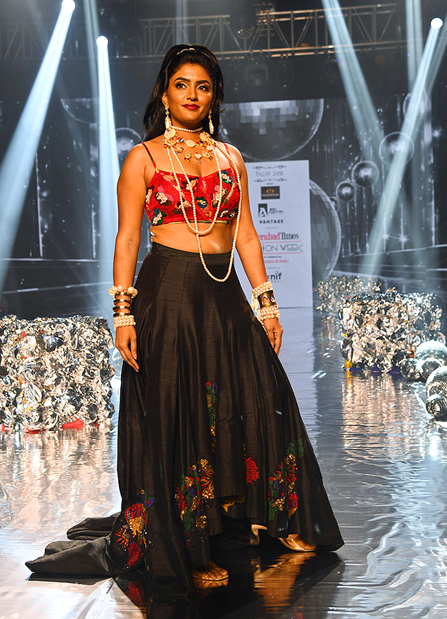 Hyderabad: Regina Cassandra, Eesha Rebba shine at Fashion Week Photos18