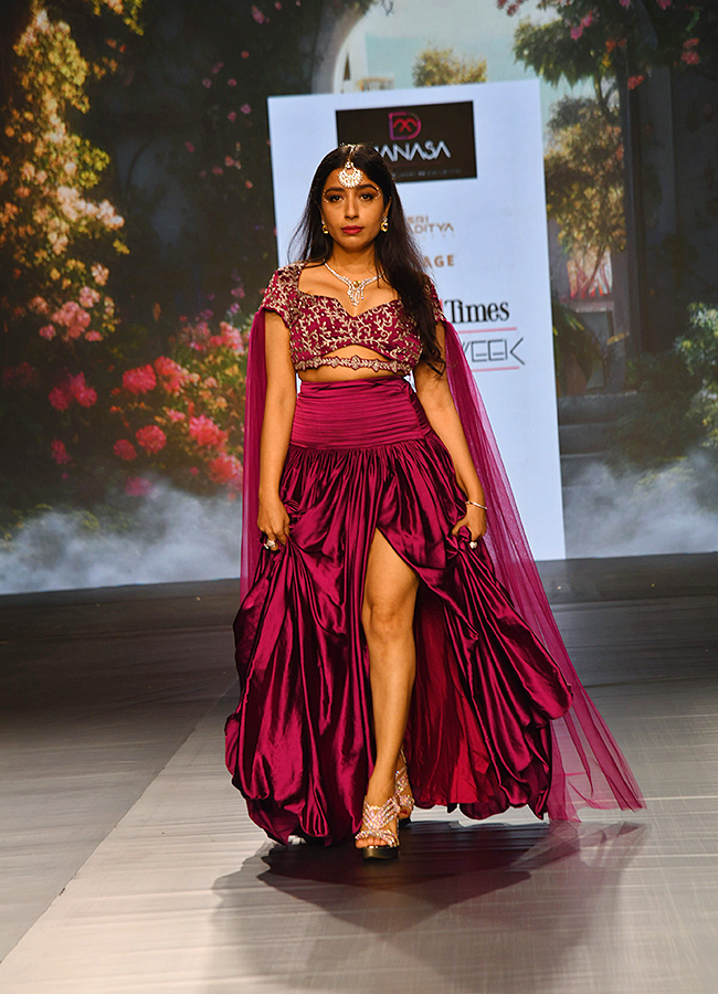 Hyderabad: Regina Cassandra, Eesha Rebba shine at Fashion Week Photos34