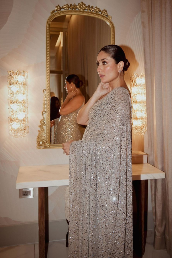 Kareena Kapoor Khan Dazzling Looks In Silver Saree At Filmfare Ott Awards 20244