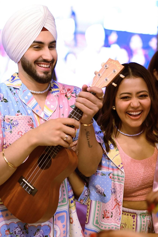 Bollywood Singer Neha Kakkar Celebrated Husband Rohanpreet Singh Birthday6