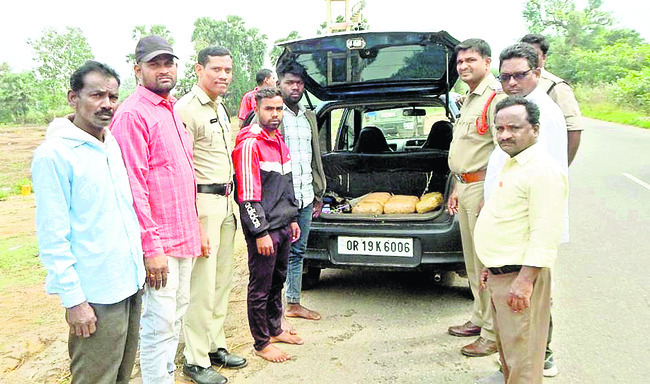 కార్లలో గంజాయి తరలింపు.. నలుగురి అరెస్టు 1