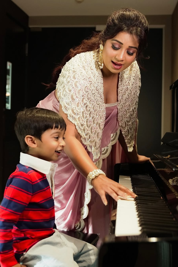 Singer Shreya Ghoshal Fabulous Look In Stylish Pink Saree2