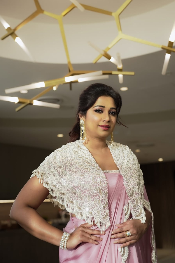 Singer Shreya Ghoshal Fabulous Look In Stylish Pink Saree8