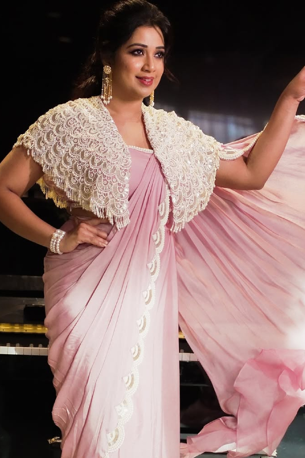 Singer Shreya Ghoshal Fabulous Look In Stylish Pink Saree10