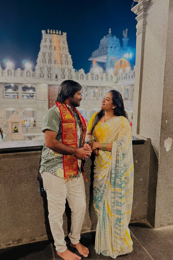 TV Actress Sunandha Mala Setti Visits Famous Yadadri Swarnagiri Temple With Husband Photos Goes Viral12