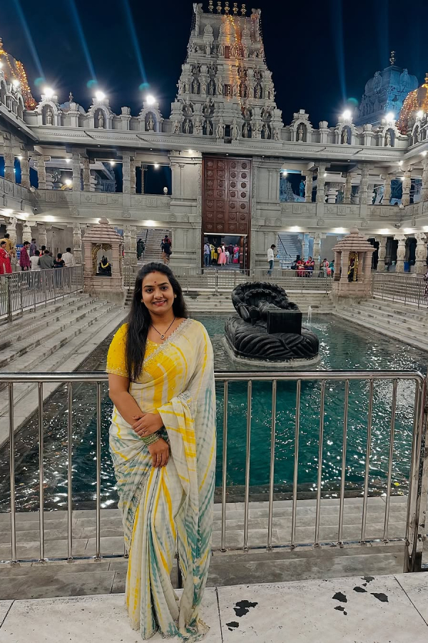 TV Actress Sunandha Mala Setti Visits Famous Yadadri Swarnagiri Temple With Husband Photos Goes Viral2