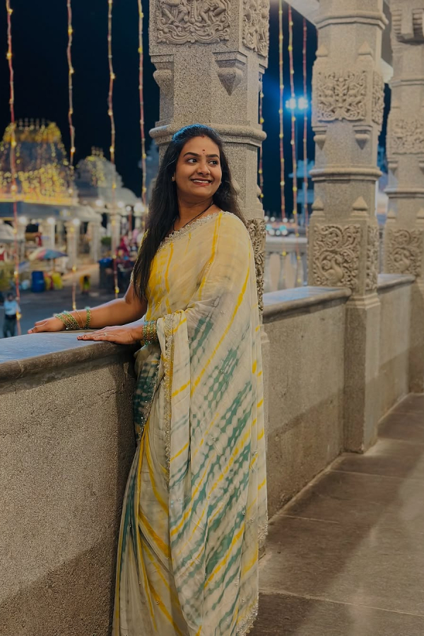 TV Actress Sunandha Mala Setti Visits Famous Yadadri Swarnagiri Temple With Husband Photos Goes Viral3