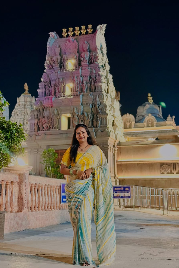 TV Actress Sunandha Mala Setti Visits Famous Yadadri Swarnagiri Temple With Husband Photos Goes Viral4