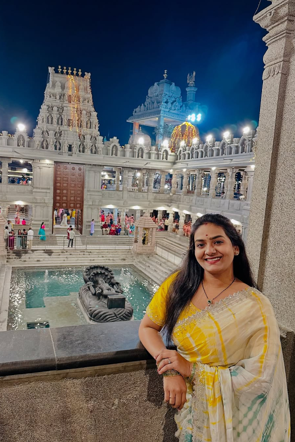 TV Actress Sunandha Mala Setti Visits Famous Yadadri Swarnagiri Temple With Husband Photos Goes Viral5