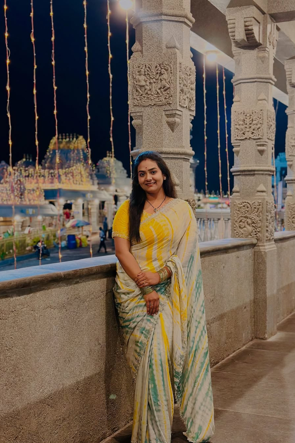 TV Actress Sunandha Mala Setti Visits Famous Yadadri Swarnagiri Temple With Husband Photos Goes Viral6