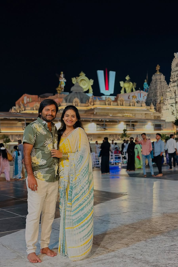 TV Actress Sunandha Mala Setti Visits Famous Yadadri Swarnagiri Temple With Husband Photos Goes Viral7