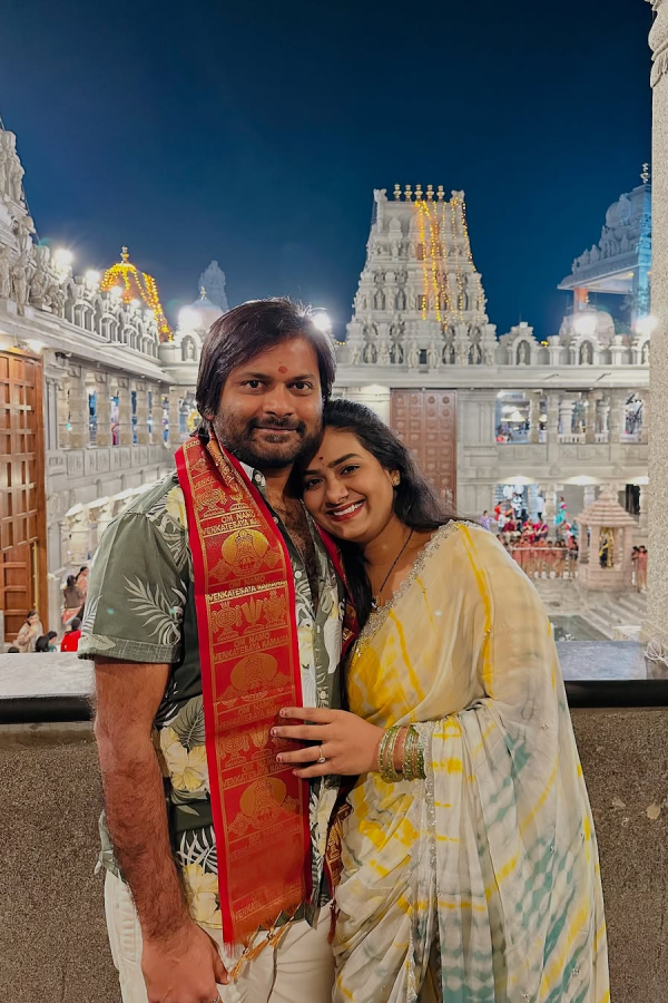 TV Actress Sunandha Mala Setti Visits Famous Yadadri Swarnagiri Temple With Husband Photos Goes Viral8