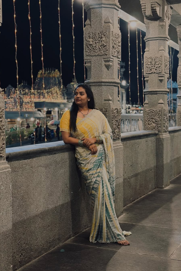 TV Actress Sunandha Mala Setti Visits Famous Yadadri Swarnagiri Temple With Husband Photos Goes Viral9