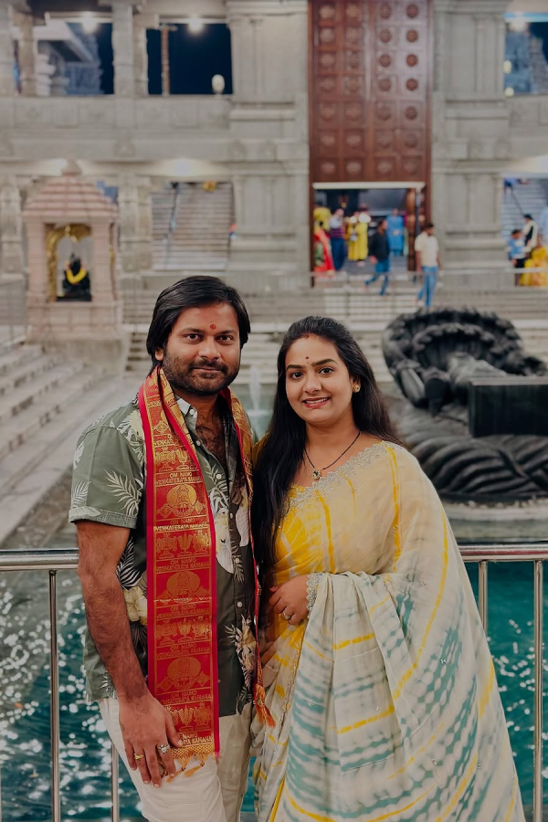 TV Actress Sunandha Mala Setti Visits Famous Yadadri Swarnagiri Temple With Husband Photos Goes Viral10