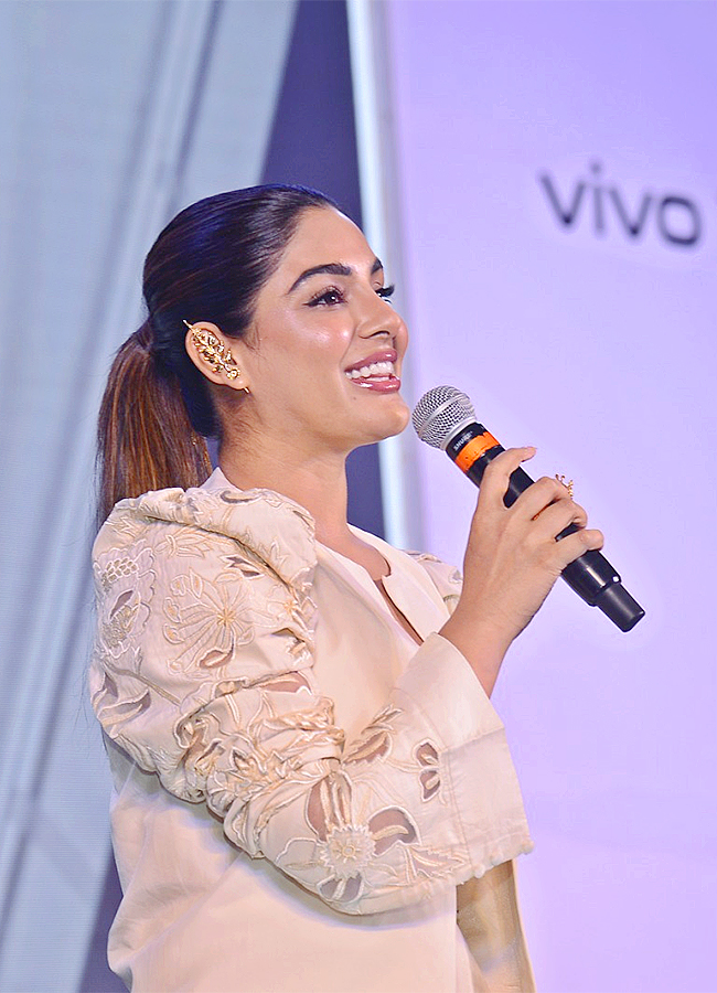 vivo x200 series launch in Actress Samyuktha Menon10