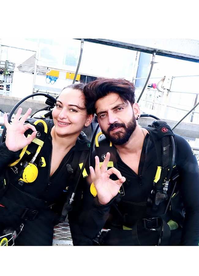 Actress Sonakshi Sinha adventures in the sea with her husband2