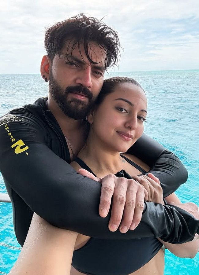 Actress Sonakshi Sinha adventures in the sea with her husband14