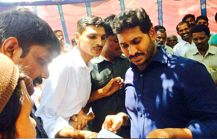 YS Jagan Birthday Special Photos With Fans9