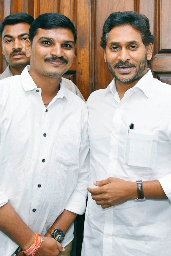 YS Jagan Birthday Special Photos With Fans10