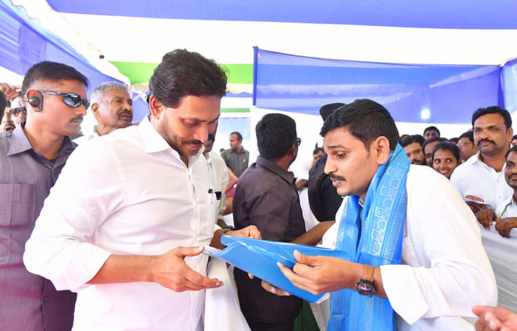 YS Jagan Birthday Special Photos With Fans11