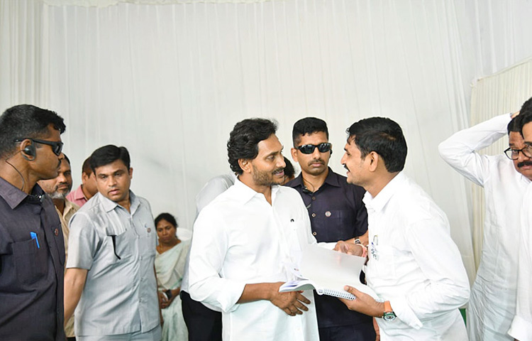 YS Jagan Birthday Special Photos With Fans12