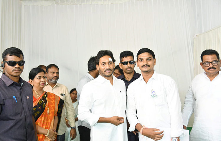 YS Jagan Birthday Special Photos With Fans13