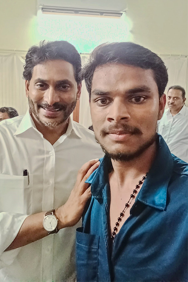 YS Jagan Birthday Special Photos With Fans14