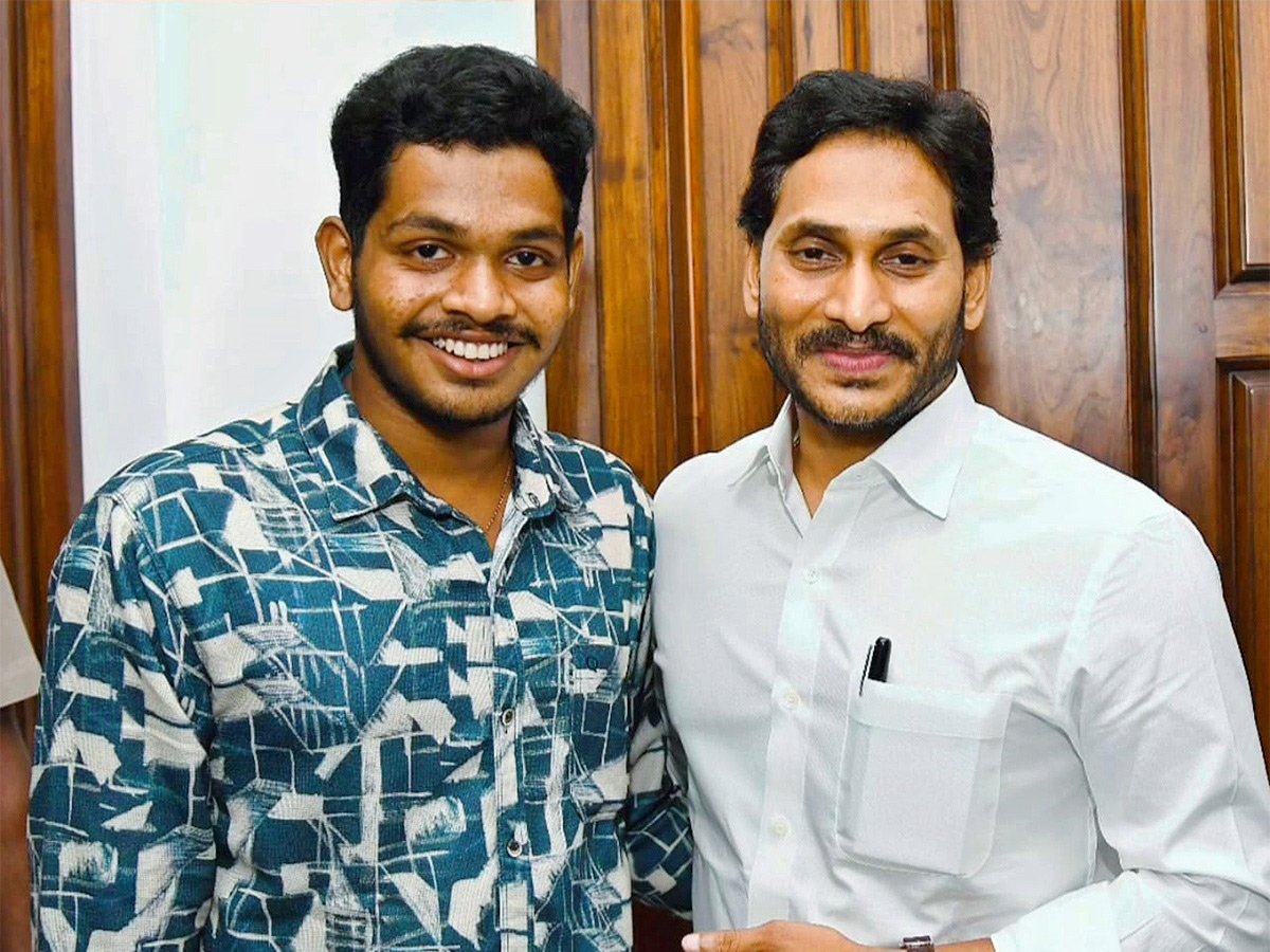 YS Jagan Birthday Special Photos With Fans5