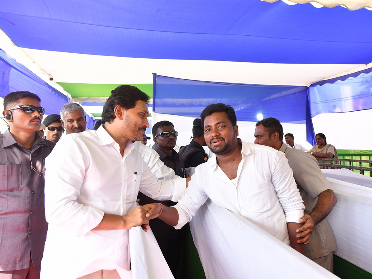 YS Jagan Birthday Special Photos With Fans6