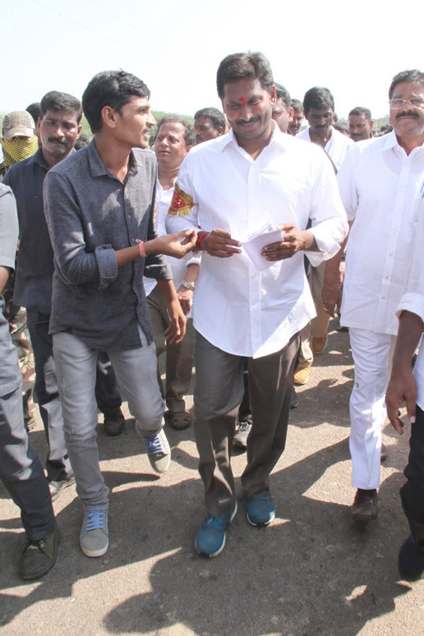 YS Jagan Birthday Special Photos With Fans7