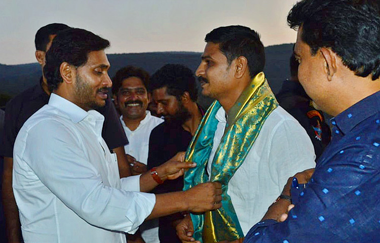 YS Jagan Birthday Special Photos With Fans8