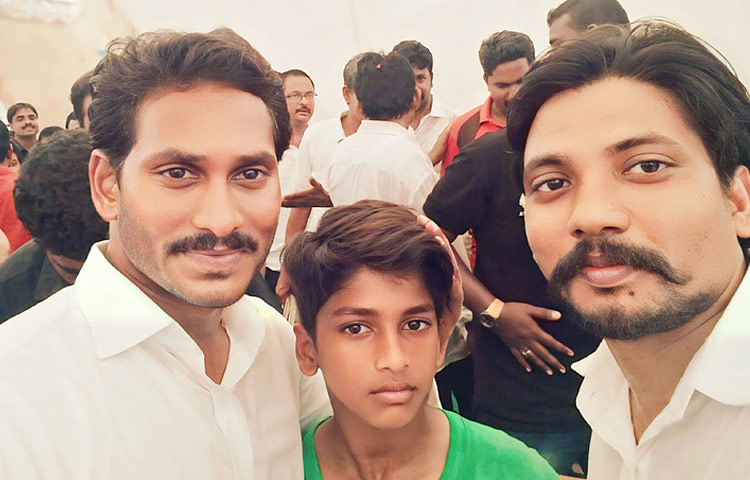 YS Jagan Birthday Special Photos, Selfie With Fans2