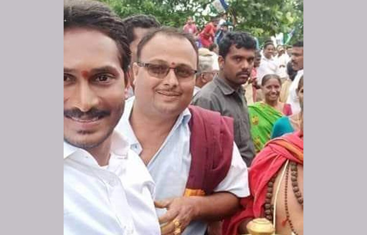 YS Jagan Birthday Special Photos, Selfie With Fans11