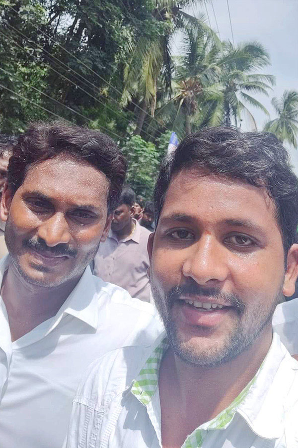 YS Jagan Birthday Special Photos, Selfie With Fans12