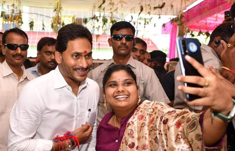 YS Jagan Birthday Special Photos, Selfie With Fans13