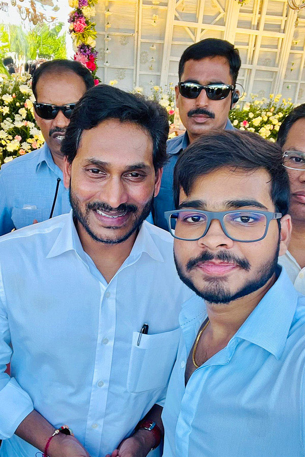 YS Jagan Birthday Special Photos, Selfie With Fans3