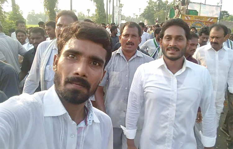 YS Jagan Birthday Special Photos, Selfie With Fans4