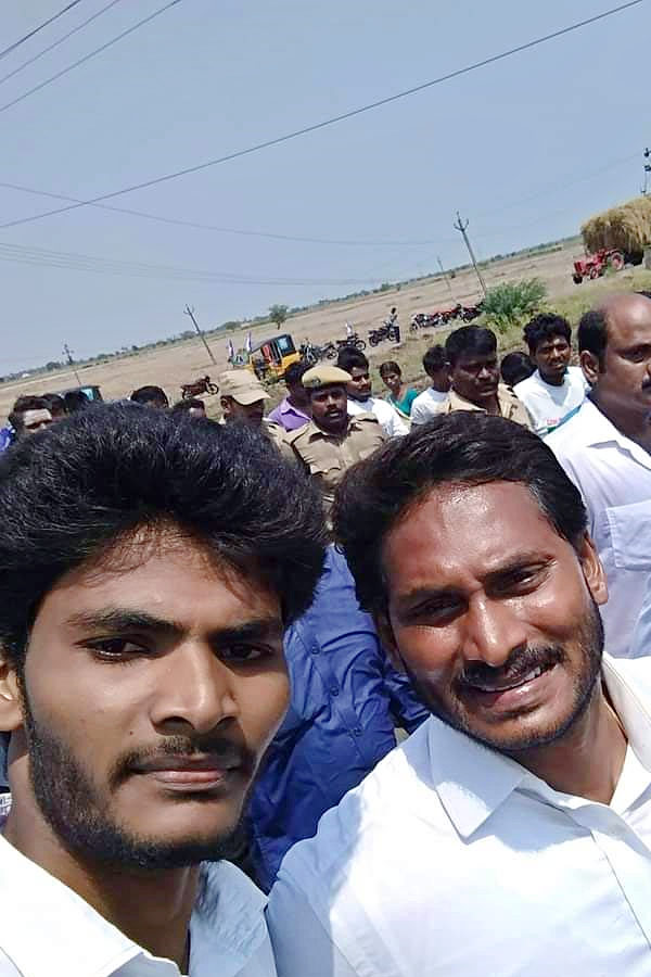 YS Jagan Birthday Special Photos, Selfie With Fans6