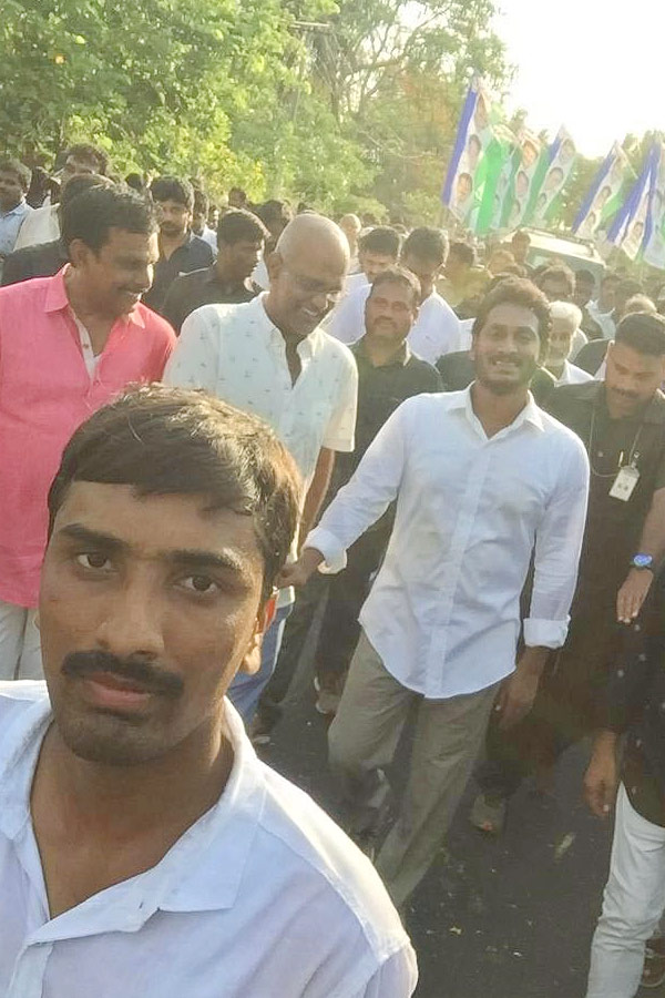 YS Jagan Birthday Special Photos, Selfie With Fans7