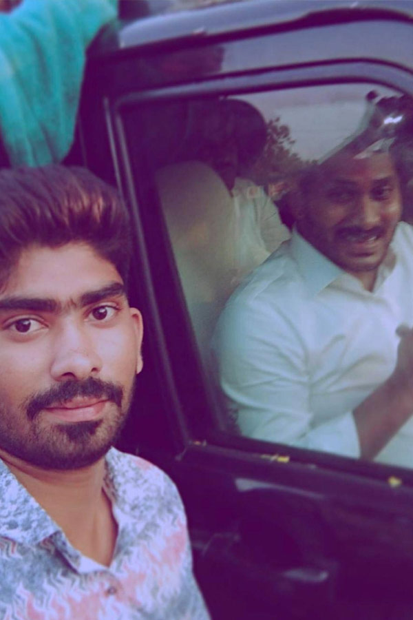 YS Jagan Birthday Special Photos, Selfie With Fans8