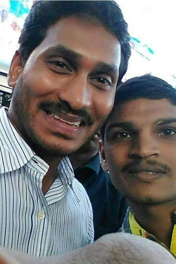 YS Jagan Birthday Special Photos, Selfie With Fans9