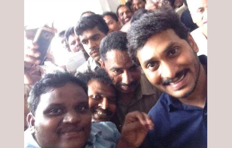 YS Jagan Birthday Special Photos, Selfie With Fans10