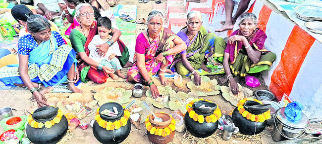 ఆదిశిలాక్షేత్రానికి పోటెత్తిన భక్తులు 2