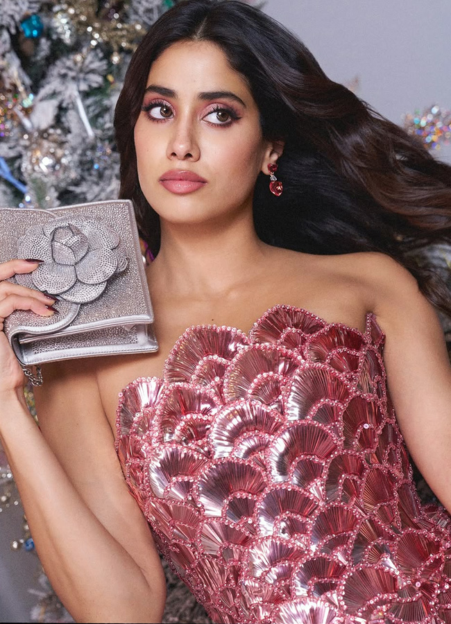 Janhvi Kapoor Christmas special pics in Barbie dress go viral11