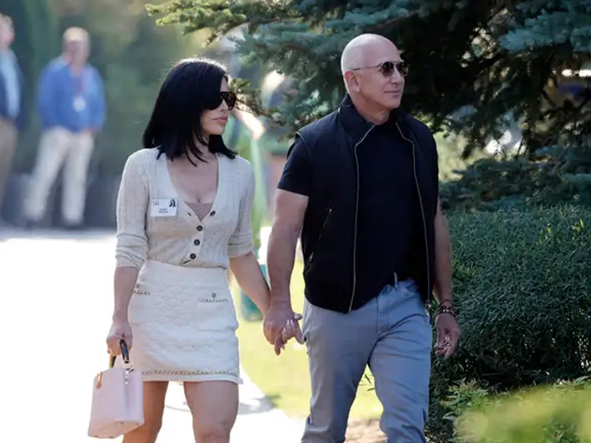 Amazon founder Bezos to marry his girlfriend 12