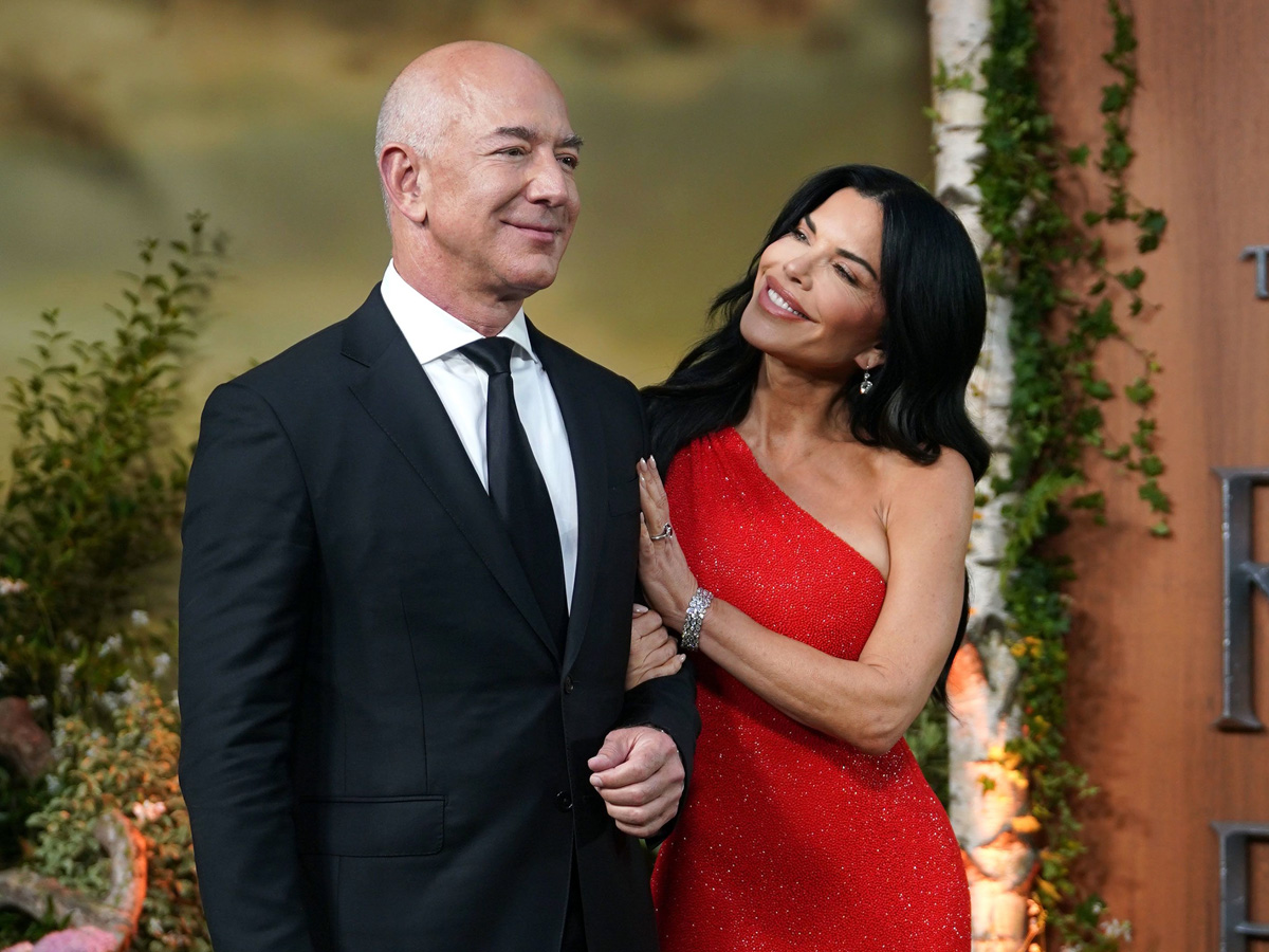 Amazon founder Bezos to marry his girlfriend 13