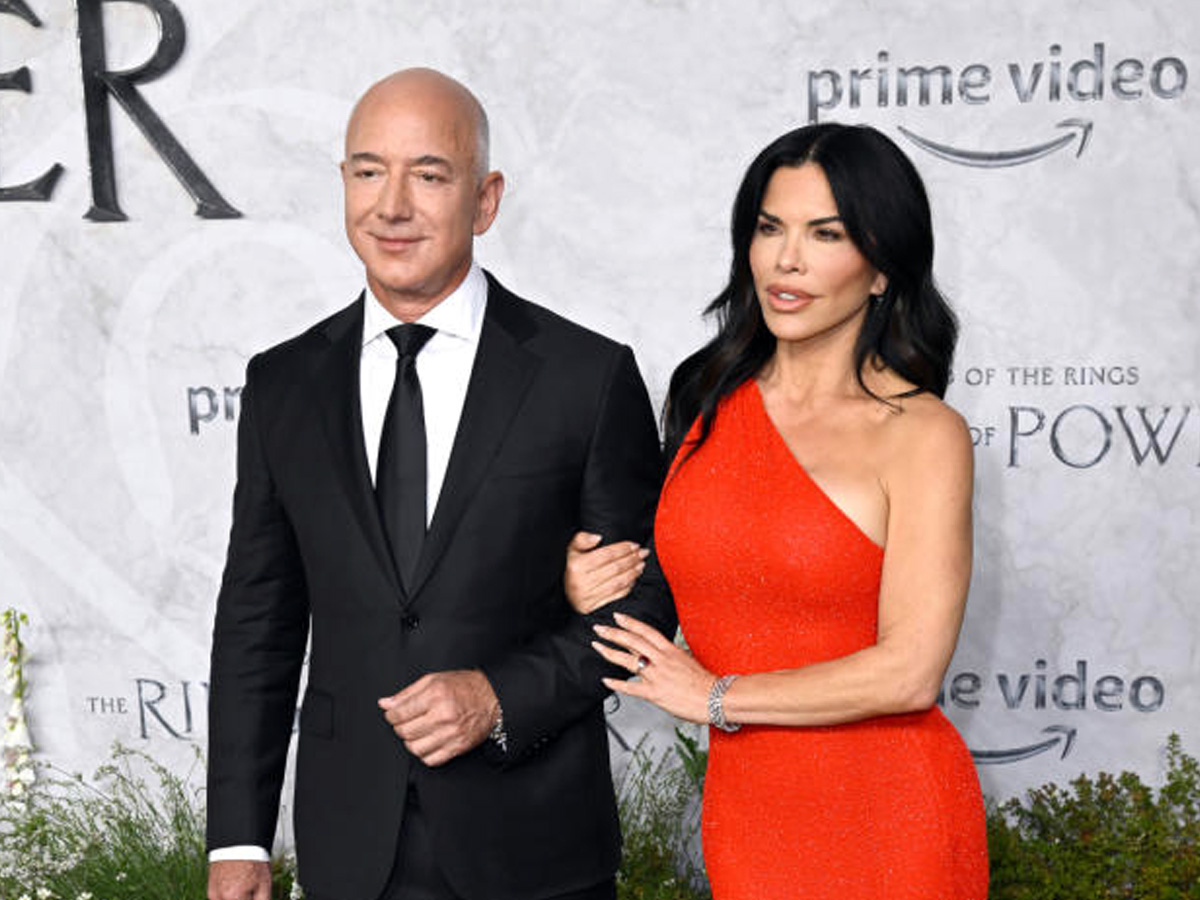 Amazon founder Bezos to marry his girlfriend 14