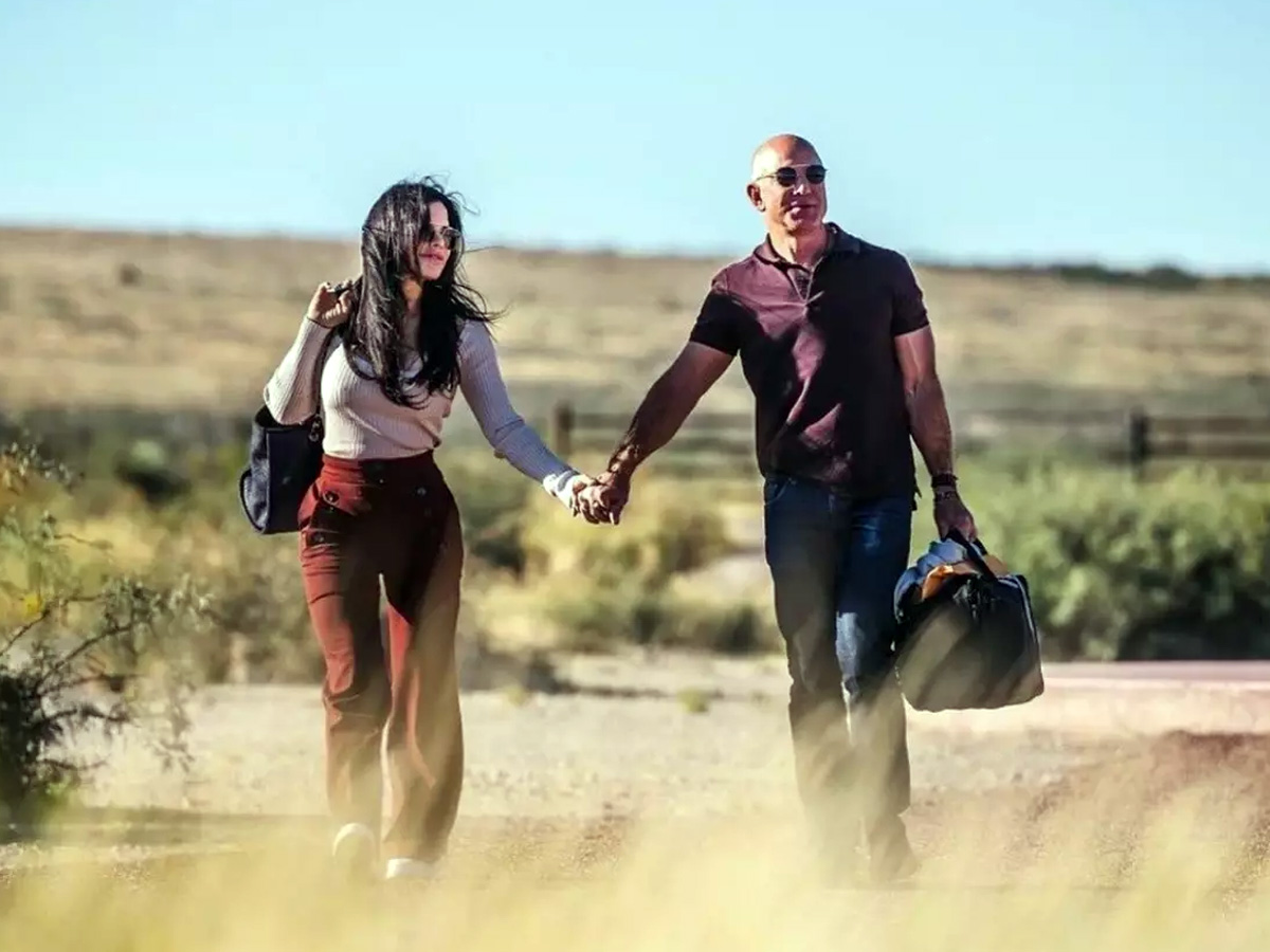 Amazon founder Bezos to marry his girlfriend 15